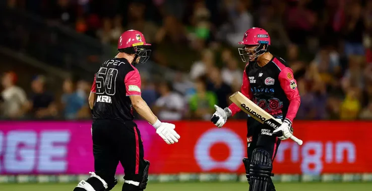 जोएल डेविस और हेडन केर की साझेदारी से सिडनी सिक्सर्स ने ब्रिस्बेन हीट को रोमांचक मुकाबले में हराया