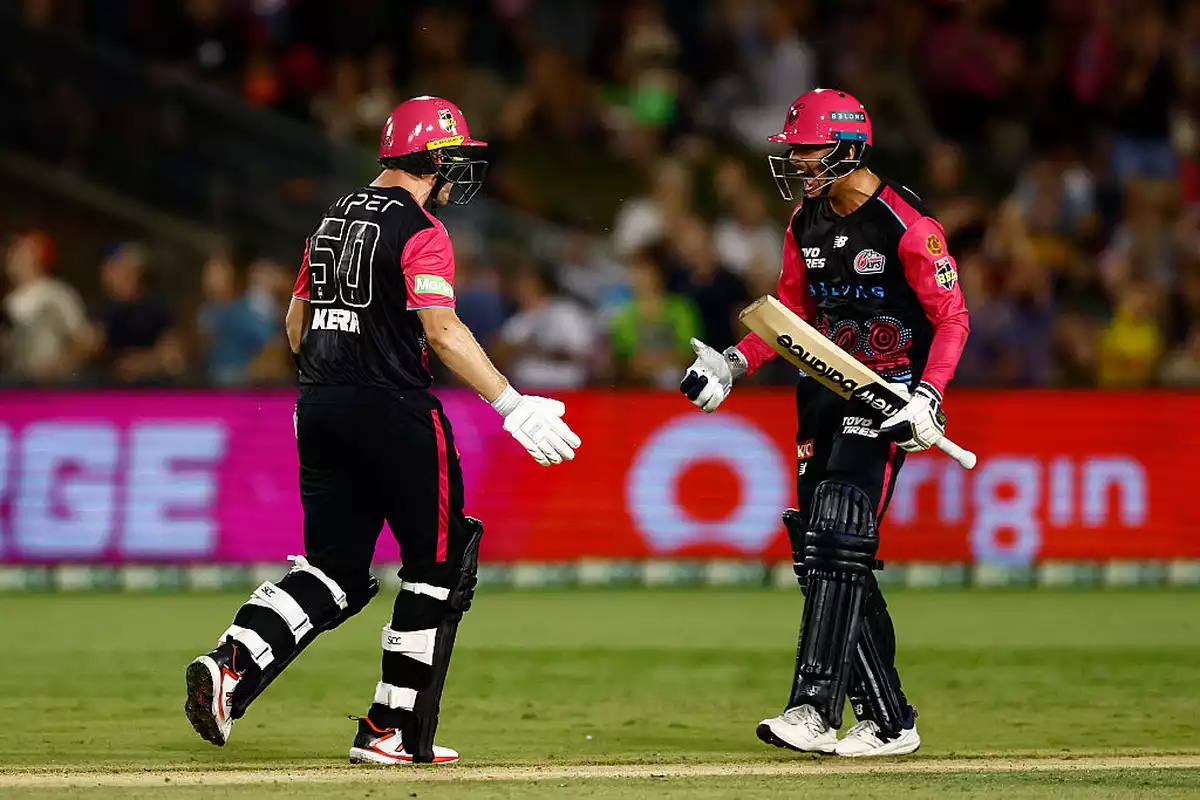 जोएल डेविस और हेडन केर की साझेदारी से सिडनी सिक्सर्स ने ब्रिस्बेन हीट को रोमांचक मुकाबले में हराया